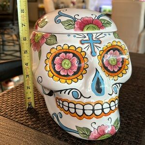 SKULL DAY OF THE DEAD WITH W FLORAL NWT / Halloween covered jar.
